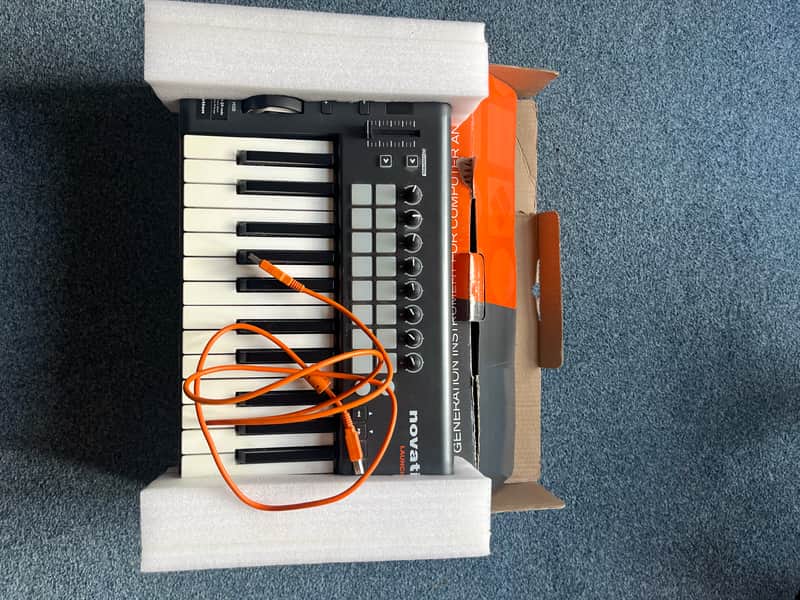 Novation Launchkey 25 MKI MIDI Keyboard Controller 2013 - 2015 - Black image 1