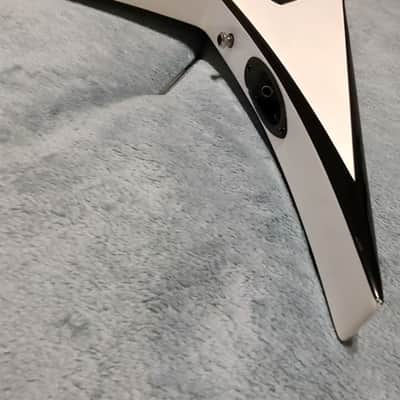 Jackson JS Series JS32 King V - White with Black Bevels and CHROME HARDWARE image 13