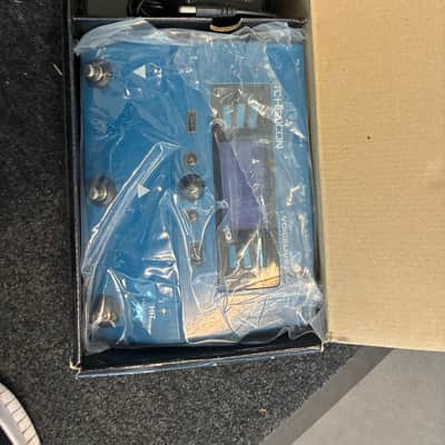 TC Helicon Voice play live 2019 - Blue image 2