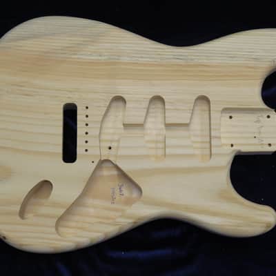 1 Piece 40yr Aged Pine Strat Style body - 3lbs 7oz #3667 *IMPORT CHARGES INCLUDED image 2