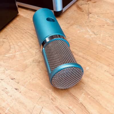 AKG Perception 820 Tube Microphone w/Power Source, Shockmount & Case image 3