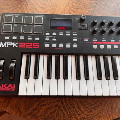 Akai MPK225 2014 - Present - Black