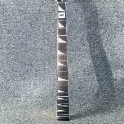 Jackson 5 String Bass Maple Neck, 24 Frets Rosewood Fingerboard image 3