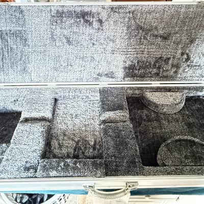 AS NEW Warwick - Buzzard / Stryker - Professional Line - Electric Bass Flight Case (RockCase) 2020's - Aluminum / SIlver image 4