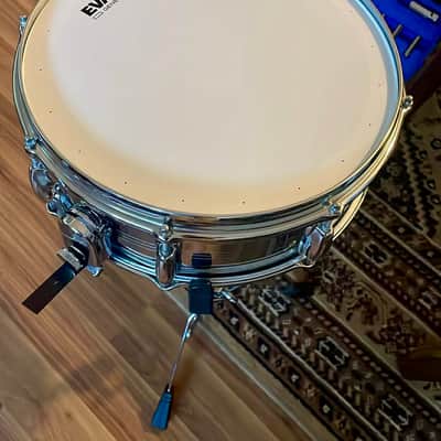 Immagine Slingerland No. 130 Gene Krupa Sound King 5x14" 8-Lug Chrome Over Brass Snare Drum with Zoomatic Strainer 1963 - 1977 - Chrome - 10