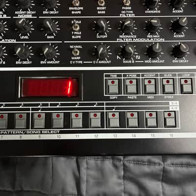 Future Retro 777 Analog Synthesizer 2010s - Black image 3