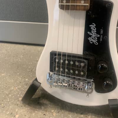 Hofner Shorty Guitar White Limited Travel Electric Guitar w/ Gigbag image 2