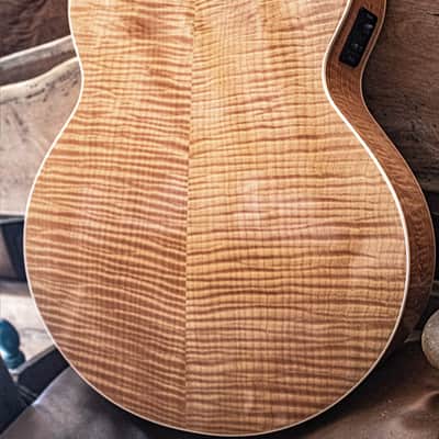 Sawtooth Solid Spruce Top Jumbo Cutaway 6 String Acoustic Electric Guitar with Flame Maple Back and Sides image 5