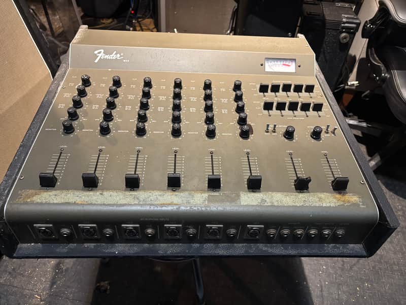Fender MA6 vintage powered mixer with case image 1