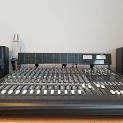 Mackie 16.8.2 8-Bus Mixing Console image 2