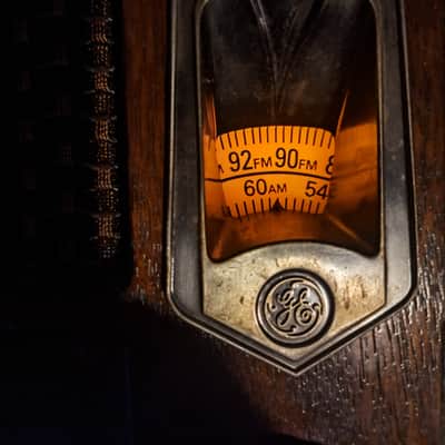 GE 7-4100JA 1980's - Wood varnished vintage radio image 3