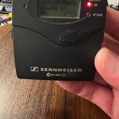 Sennheiser EW 300 G3 wireless headset microphone 2008- 2010 - Silver/ black image 12