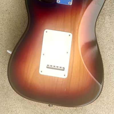 Fender Highway One Stratocaster with Rosewood Fretboard 2006 - 2011 - 3-Color Sunburst image 6