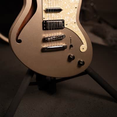 D'Angelico Deluxe Bedford SH 2021 - Present - Desert Gold image 2