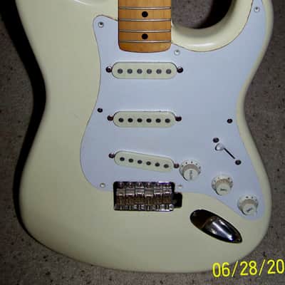 1986 Squier Stratocaster Olympic White E6 Serial image 2