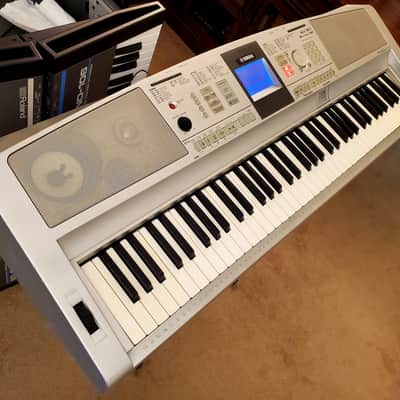 MUST SEE!!! YAMAHA DGX 305 SEMI-WEIGHTED 76-KEY DIGITAL PIANO IN AMAZING CONDITION! image 9