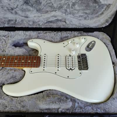 Fender Player Stratocaster HSS with Pau Ferro Fretboard - Polar White image 9