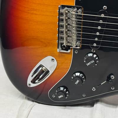 Fender American Standard Stratocaster Guitar with Case 2013 - 3-Color Sunburst / Maple neck image 5