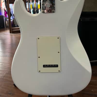 Fender Juanes Signature Stratocaster - Luna White 8lbs. 1.6oz. #JL230573  Hardshell Case image 10