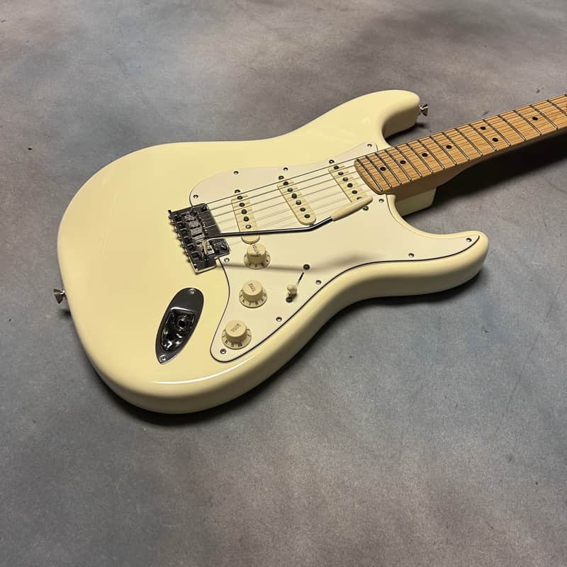 2018 Fender American Professional Stratocaster Olympic White w/OHSC