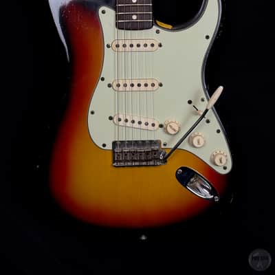 Fender Stratocaster from 1964 in sunburst finish with orignal case image 3