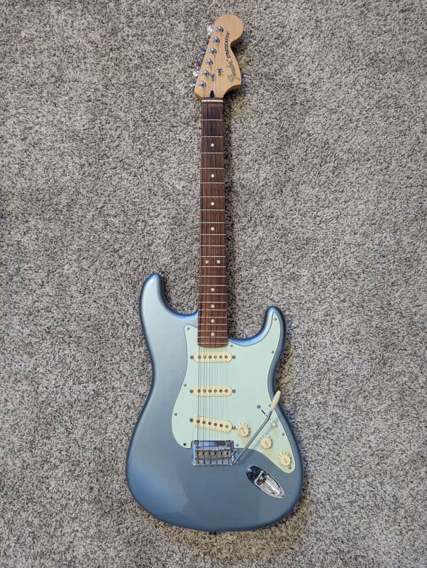 Fender Deluxe Roadhouse Stratocaster with Pau Ferro Fretboard - 2020 - Mystic Ice Blue