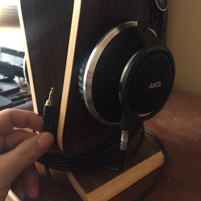 AKG K812