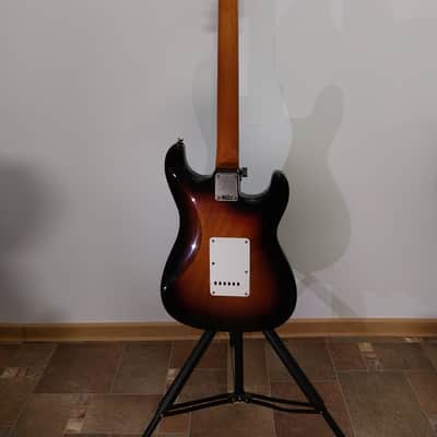 Squier Classic Vibe '60s Stratocaster Left-Handed with Laurel Fretboard 2019 - Present - 3-Color Sunburst image 5