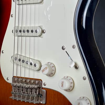 Squier Classic Vibe '60s Stratocaster - 3-Color Sunburst image 3