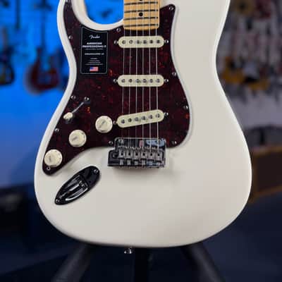 Fender American Professional II Stratocaster Left-handed - Olympic White with Maple Fingerboard! 602 image 2