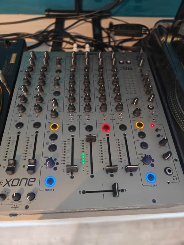 Allen & Heath XONE:96 Professional 6+2-Channel DJ Mixer