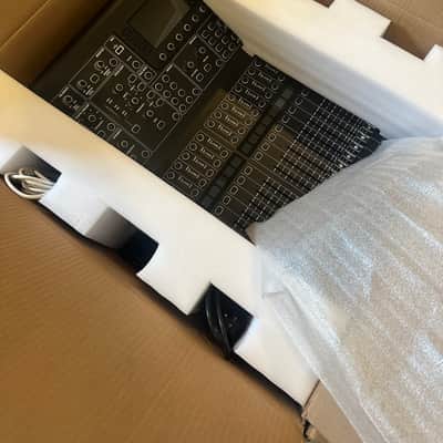 Midas M32R LIVE Digital Mixing Console 2018 - Present - Black image 4
