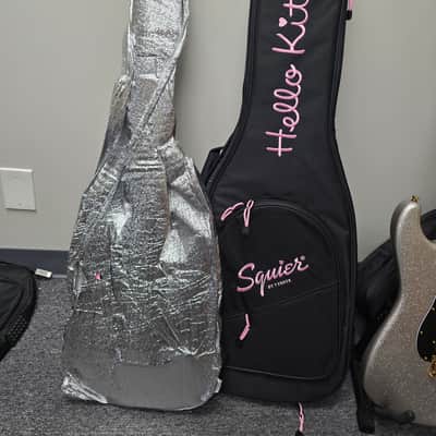 Squier Hello Kitty Stratocaster 2024 - Present - Pink image 2