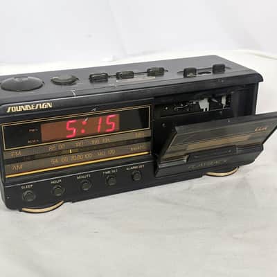 Soundesign Model 3827 AM-FM Electronic Clock Radio Cassette Player image 2