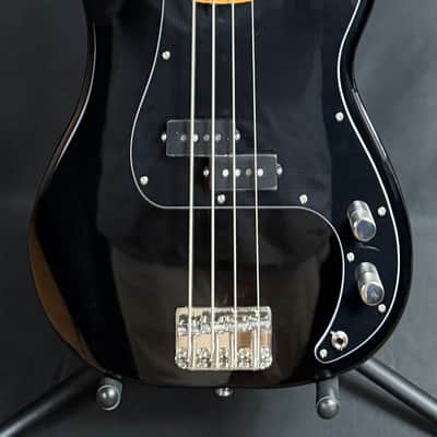 Squier Classic Vibe 70's Precision Bass 4-String Bass Guitar Gloss Black Finish (627)