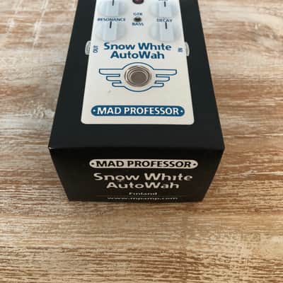 Mad Professor Snow White Auto Wah with Guitar/Bass Switch 2010s - White image 6