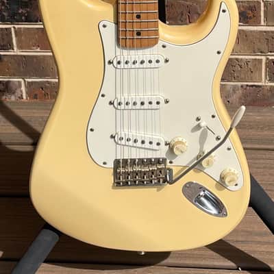 Fender California Stratocaster with Maple Fretboard 1997 - 1998 - Vintage White image 2