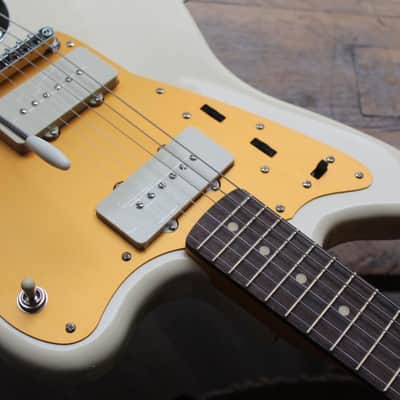 SQUIER "J.Mascis Jazzmaster with Laurel Fretboard Olympic White" 3, 80 KG image 3