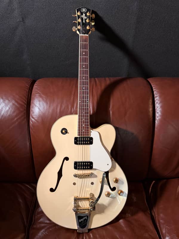 Yamaha AES1500 White with case image 1