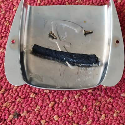 Fender Jazz Bass genuine vintage Ashtray Bridge Cover * Late 1960s/Early 1970s * original string damper still installed * including screws * imagen 2