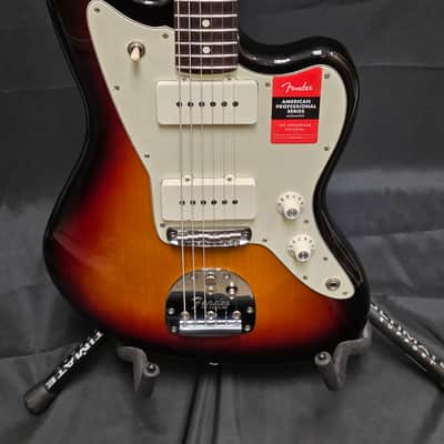 Fender American Professional Jazzmaster with Rosewood Fretboard 2017 - 2019 - 3-Color Sunburst image 2