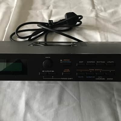Roland JV-880 Multi Timbral Synthesizer Rack Mount Module- Black