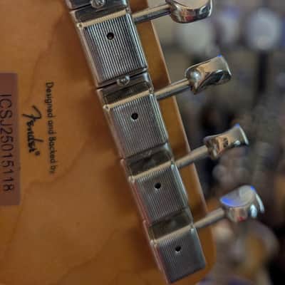 Immagine Squier Classic Vibe '70s Stratocaster HSS Electric Guitar- Walnut - 5