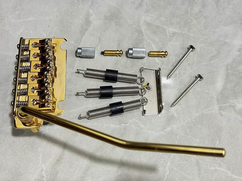 Ibanez Tremolo T1502 bridge 6 String in Gold image 1
