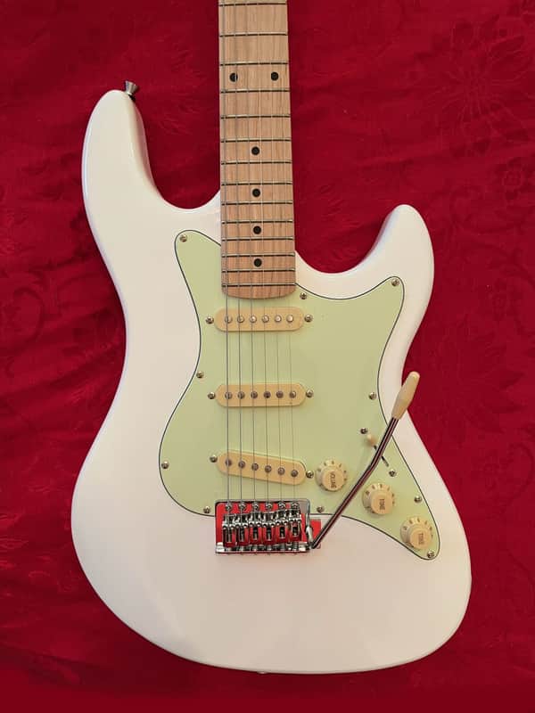 Strinberg STS100 White Stratocaster with tremolo, Gig bag included image 1