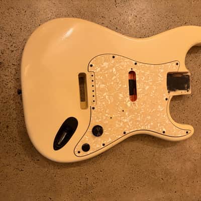 Musikraft Stratocaster body 2024 - Olympic White Nitro with vintage checking image 1