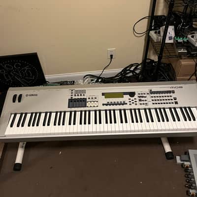 Yamaha MO 8 Production Synthesizer 2000s - Gray