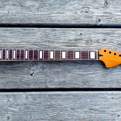 Stratocaster neck, roasted maple image 3