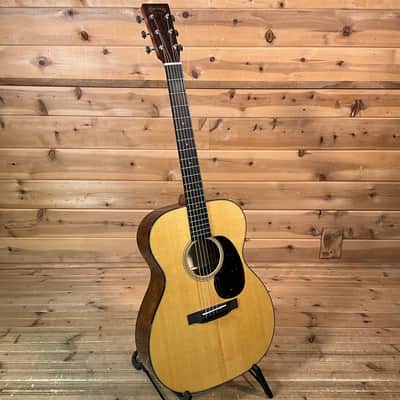 Martin 000-18 Acoustic Guitar - Natural image 2