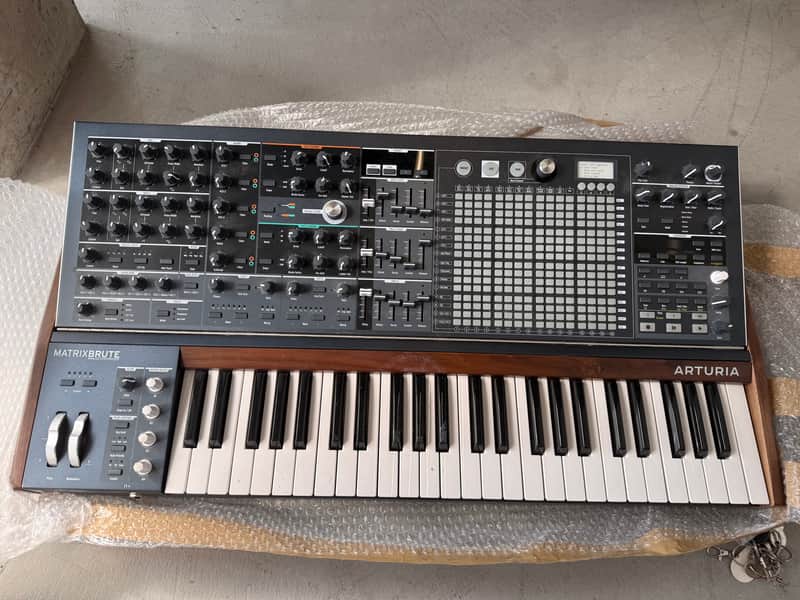 Arturia MatrixBrute 49-Key Synthesizer